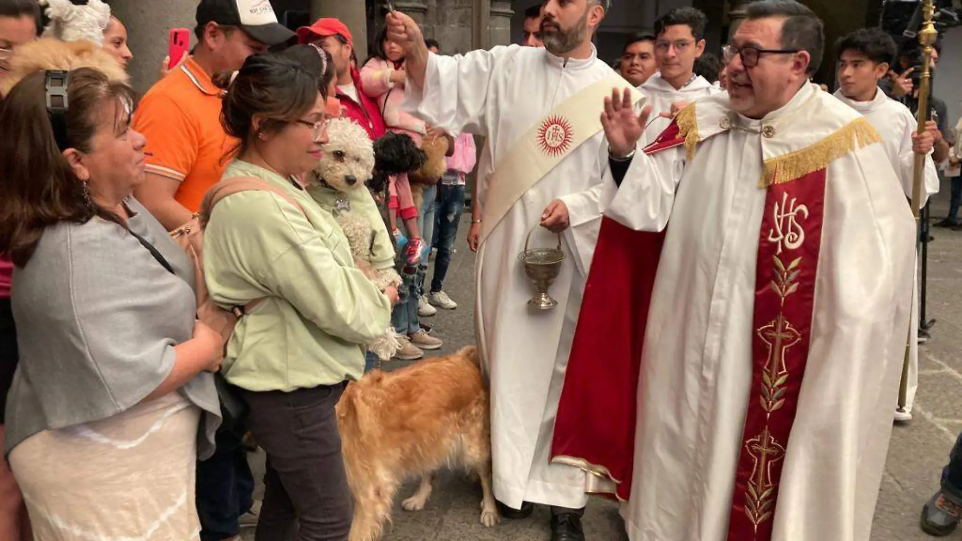 Fieles poblanos acuden a bendecir a sus mascotas en Templo de San Pedro